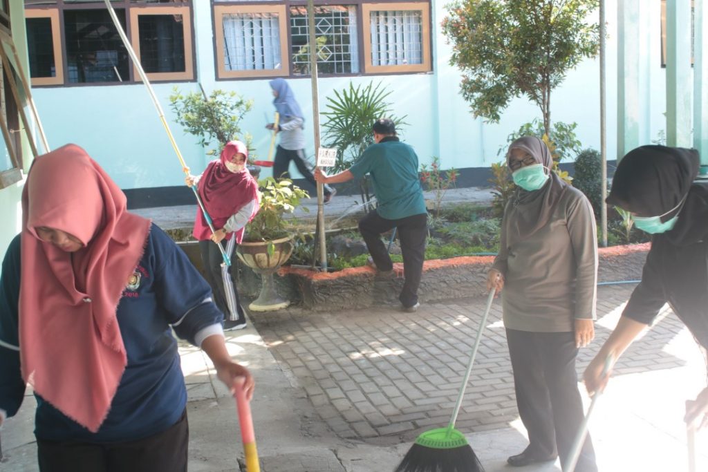 Jumat Bersih di Lingkungan Dinperinaker Purworejo