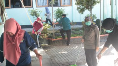 Jumat Bersih di Lingkungan Dinperinaker Purworejo