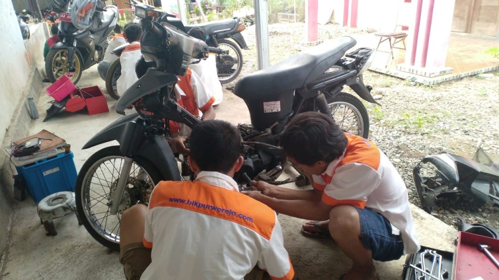 Pelatihan Sepeda Motor di Desa Karanggedang Bruno Tahun 2019