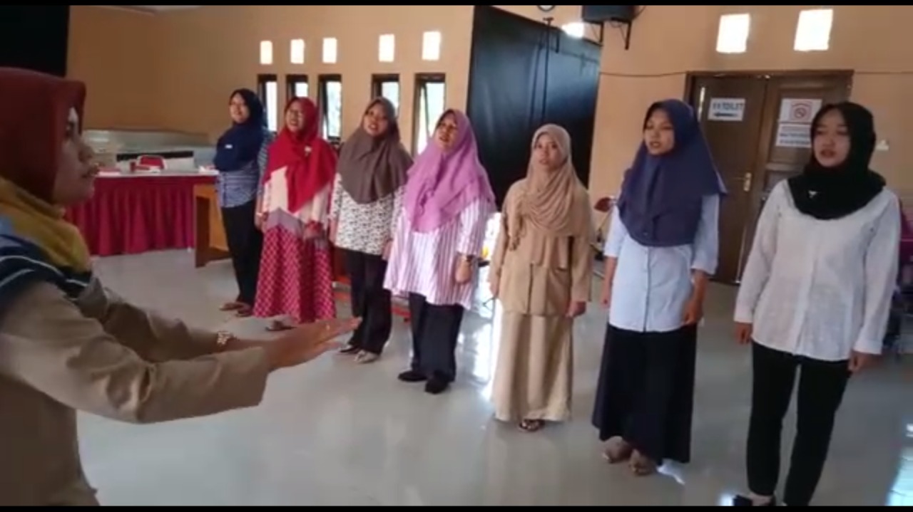 Persiapkan Lomba, Kelompok Paduan Suara Dharma Wanita Dinperinaker Giat Berlatih