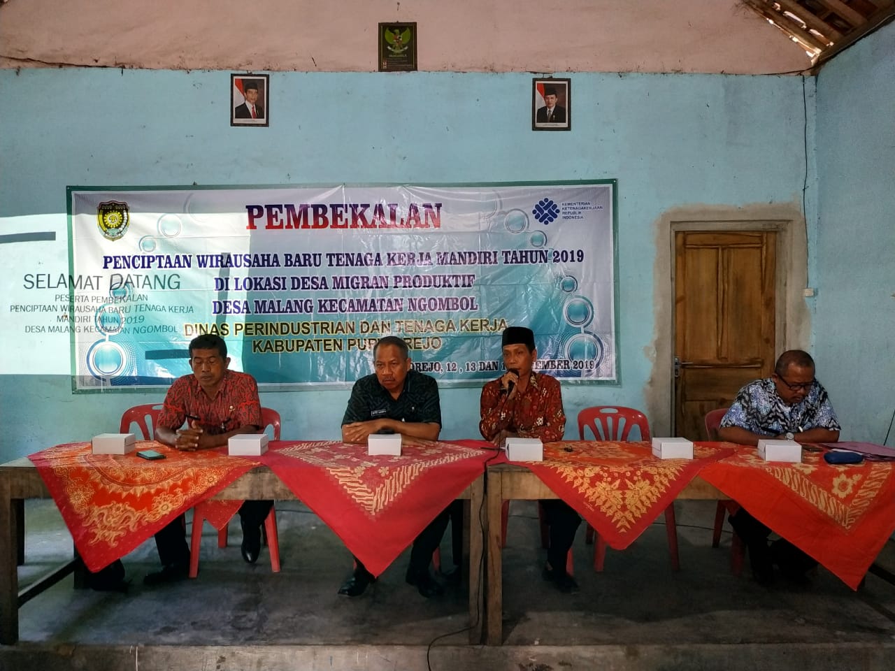 Kepala Dinperinaker Kab. Purworejo Membuka Pembekalan Penciptaan Wirausaha Baru Tenaga Kerja Mandiri Di Desa Migran Produktif