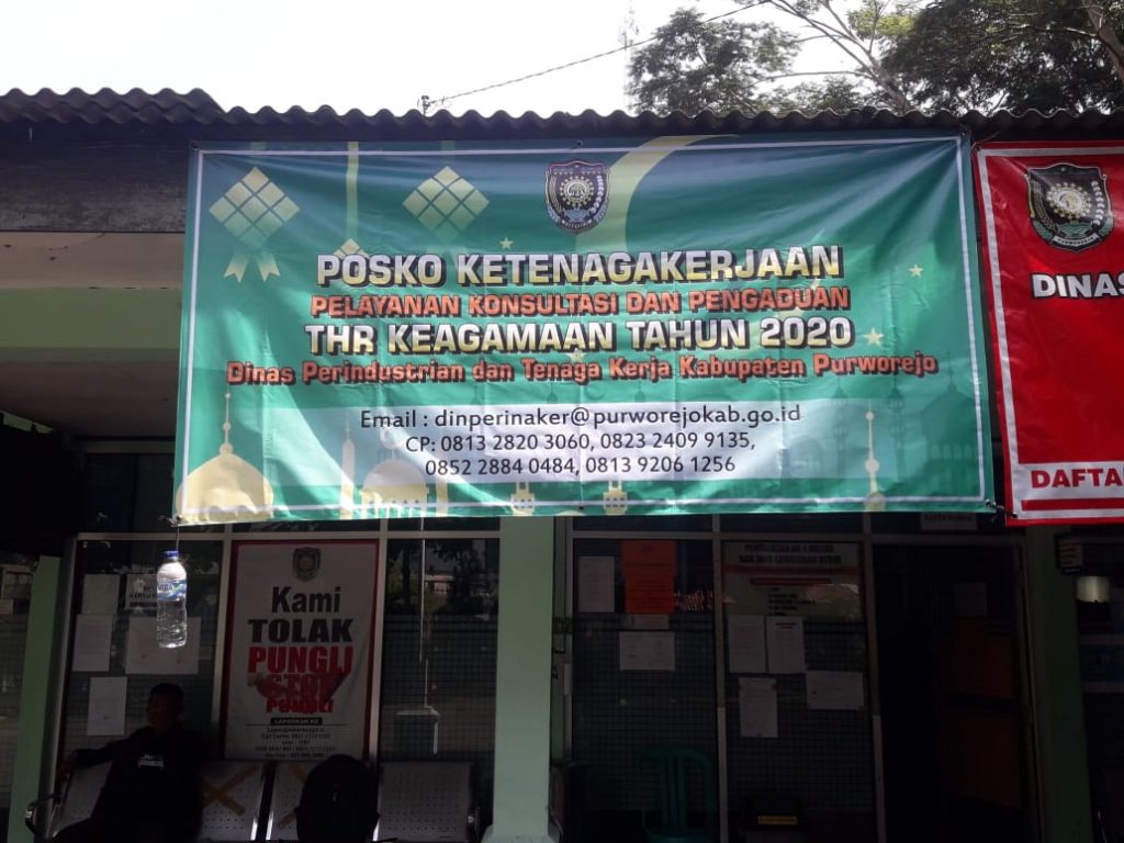 Dinas Perindustrian dan Tenaga Kerja Kabupaten Purworejo membuka Pos Komando (Posko) Pengaduan Tunjangan Hari Raya (THR) Keagamaan Kabupaten Purworejo Tahun 2020. Posko bertempat di Kantor Dinas Perindustrian dan Tenaga Kerja Kabupaten Purworejo, Jl. Kyai brengkel No. 13-15 Purworejo. Keberadaan Posko Pengaduan THR ini merupakan bentuk fasilitasi pemerintah agar hak pekerja/buruh untuk mendapatkan THR benar-benar bisa dibayarkan sesuai ketentuan yang ada. Posko pengaduan THR Tahun 2020 dapat dimanfaatkan oleh pekerja/buruh dan pengusaha mulai tanggal 13 Mei hingga 31 Mei 2020 selama jam kerja (07.30 WIB s.d 14.30 WIB) secara daring (online) melalui nomor telp yang sudah tercantum dan web.dinperinaker.purworejokab.go.id.