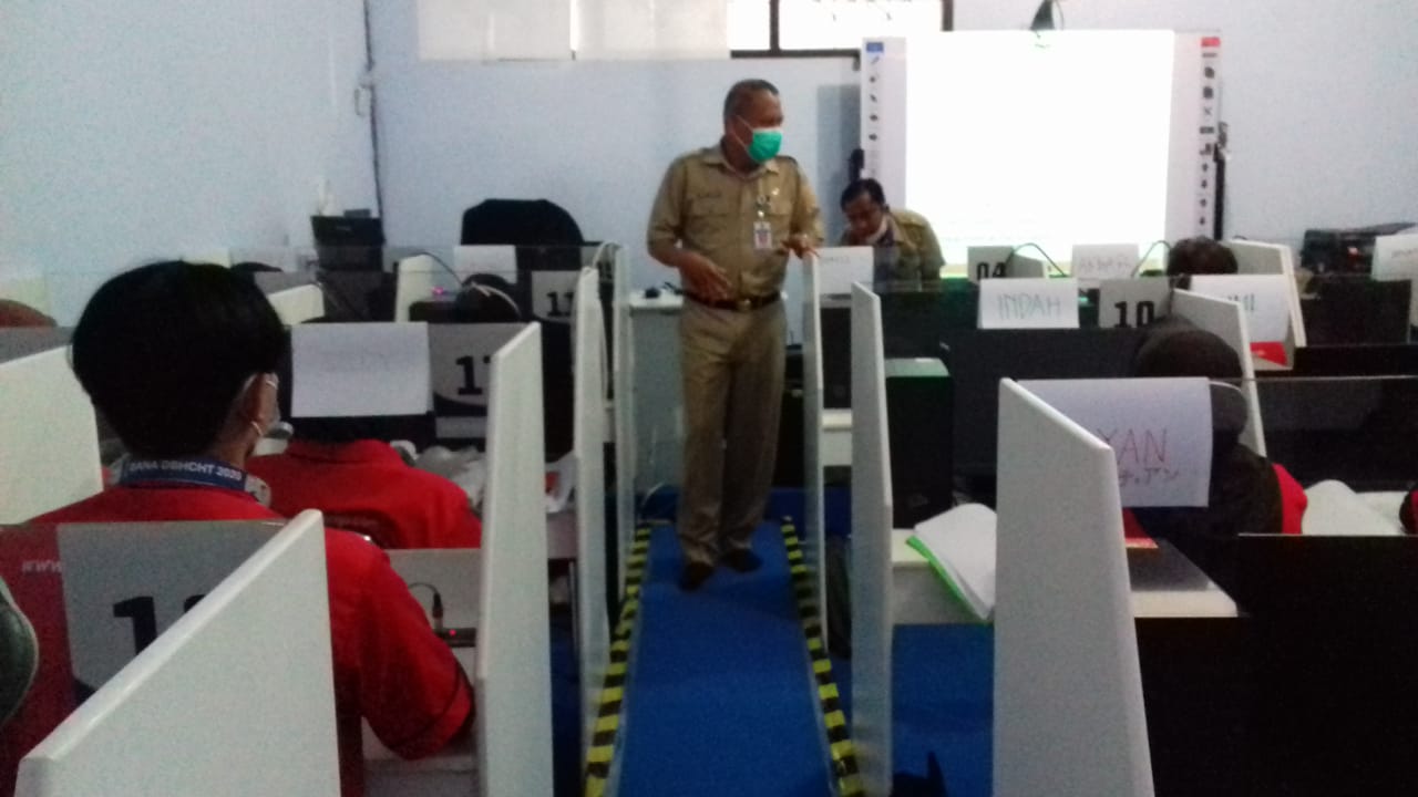 Head Of Industrial And Manpower Office Of Purworejo Inspected English Training